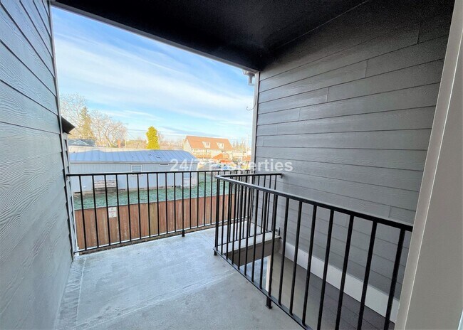 Foto del edificio - Spacious and Modern 3-Story Townhome - Mol...
