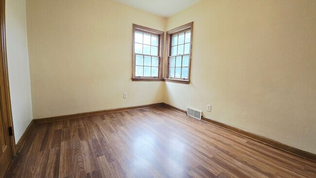 Foto del edificio - 3 Bedroom 1 Bath House with Detached Garage
