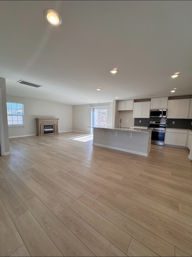 Building Photo - Spacious five-bedroom home with modern ame...