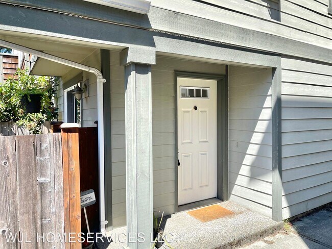 Foto del edificio - 2 br, 1.5 bath House - 12030 28th Ave NE #A