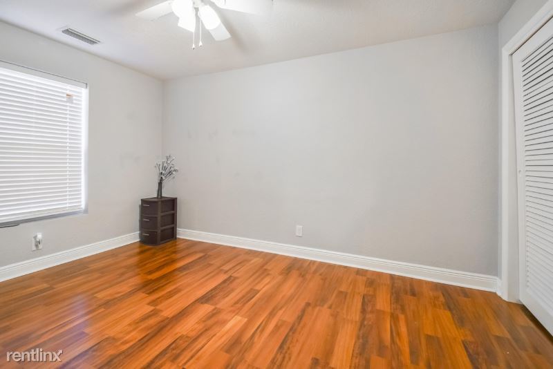 Primary Photo - 4 br, 3 bath House - 242 North Ware Dr.