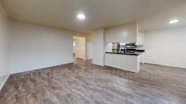 Building Photo - 905 Lakeside Dr