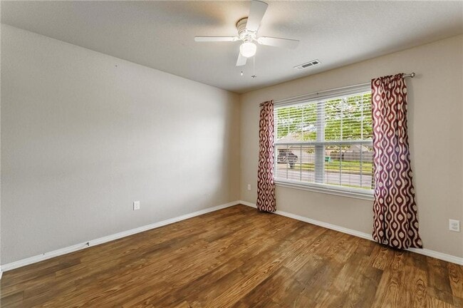 Building Photo - 530 Lasso Ln
