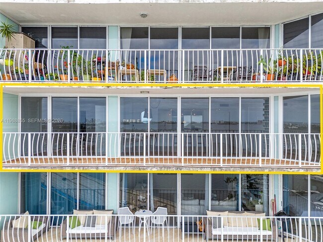 Foto del edificio - 7601 E Treasure Dr