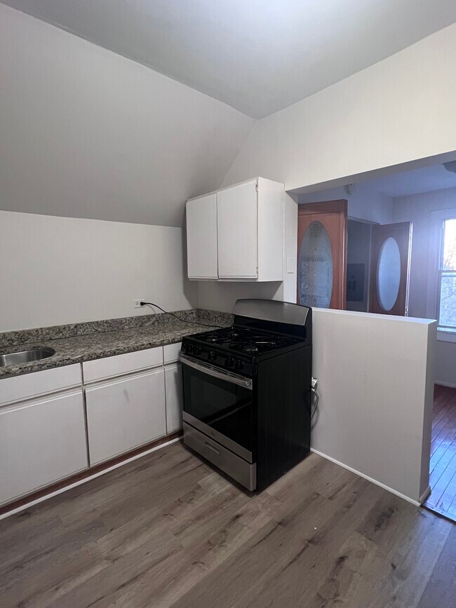 Kitchen - 4137 N Western Ave