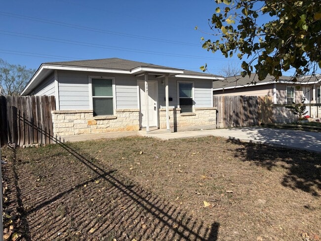 Building Photo - 3 bedroom, 2 bath with no carpet in a cul-de-sac street!