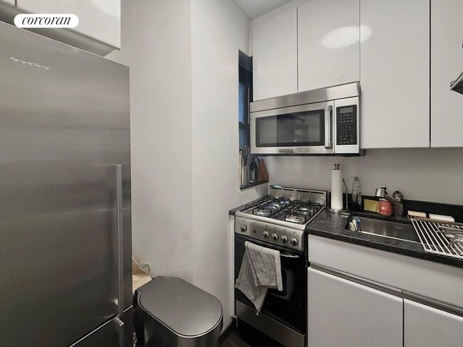 Building Photo - 339 E 57th St