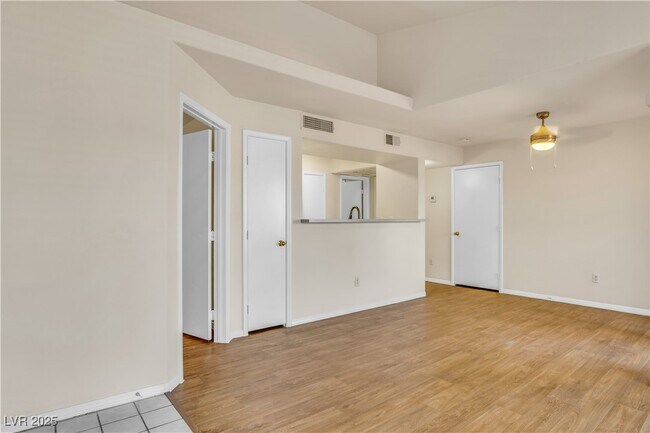 Foto del edificio - 2300 E Silverado Ranch Blvd