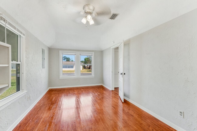 Building Photo - 394 Golf Blvd