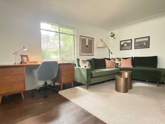 Building Photo - Bright and open updated duplex located in a prime area of Rosedale!