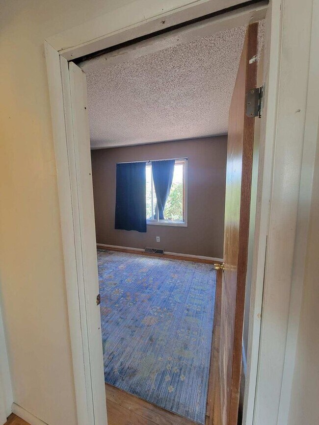 Building Photo - Spacious 2 bed, 1 bath apartment located o...