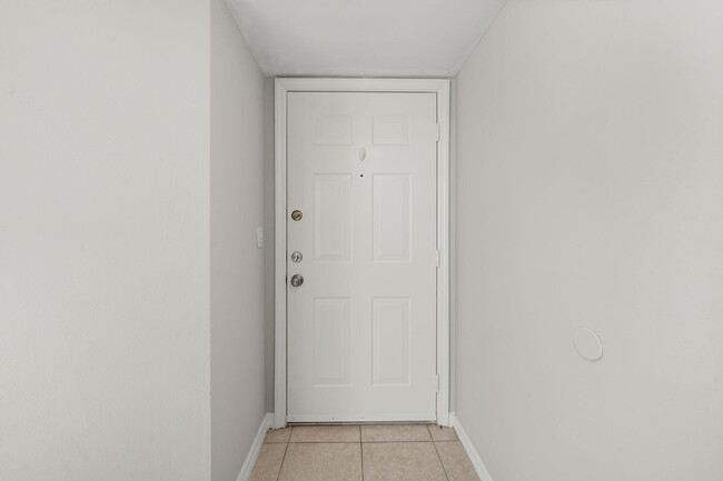 Building Photo - 400 Crestwood Ct N