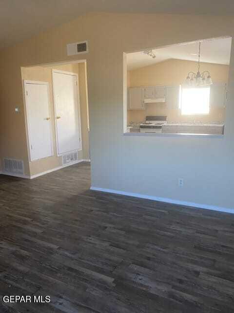 Building Photo - 14633 Valentin Dr