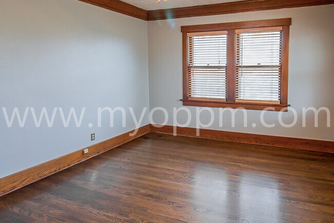 Building Photo - TRISARA 2817 N 60 ST