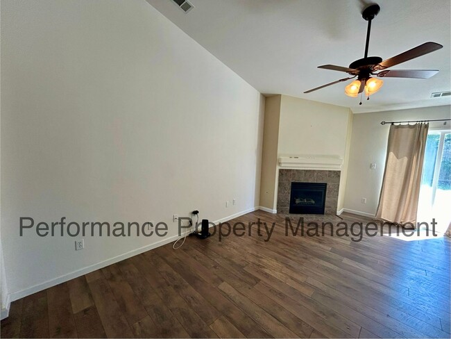 Building Photo - Beautiful 3 Bed/2 Bath Home in SW Bakersfi...