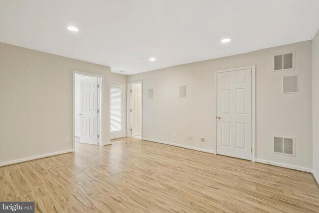 Foto del edificio - 6340 Walking Ln