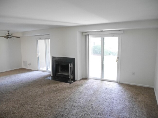 Building Photo - Your Home is Your Palace! Glen Burnie, MD