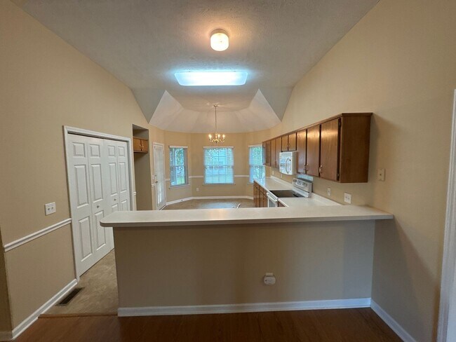 Foto del edificio - Spacious 3-Bedroom Home with Garage & Larg...