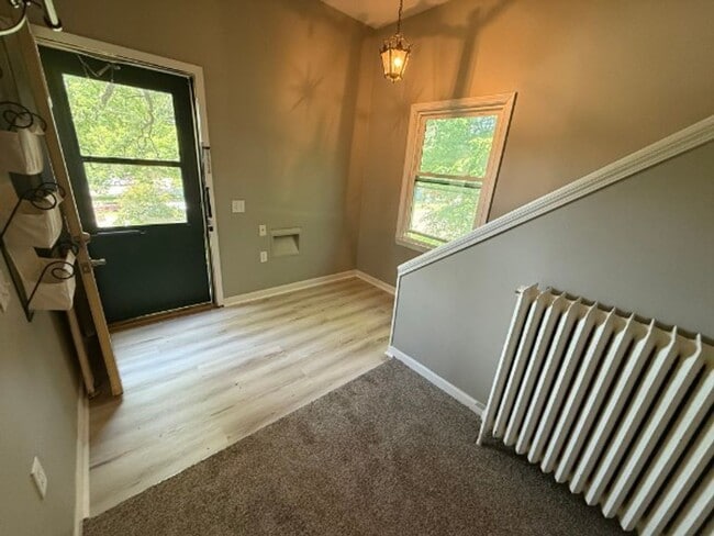 Building Photo - St. Anthony Park ! Rarely Available ! 2 Be...
