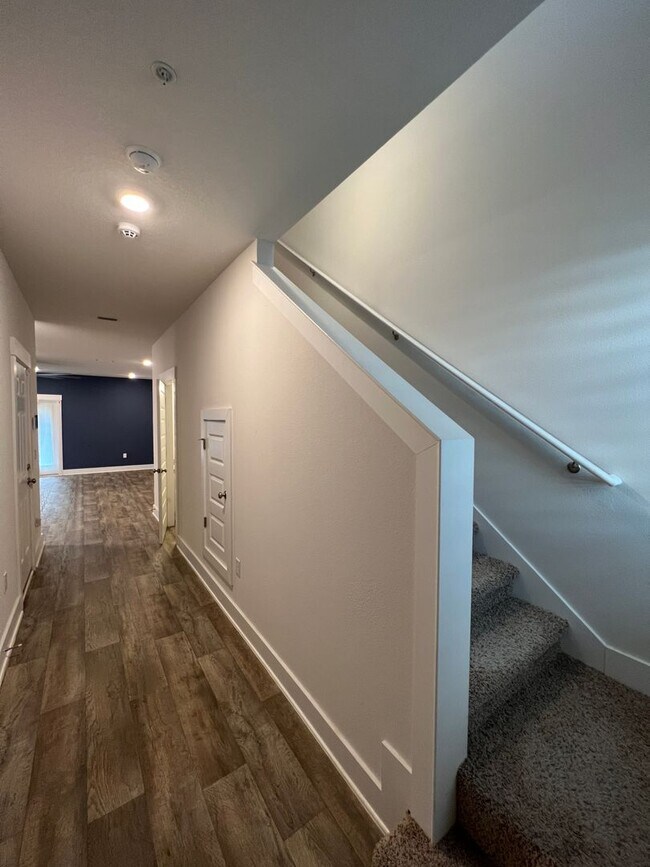 Building Photo - Like New Townhome