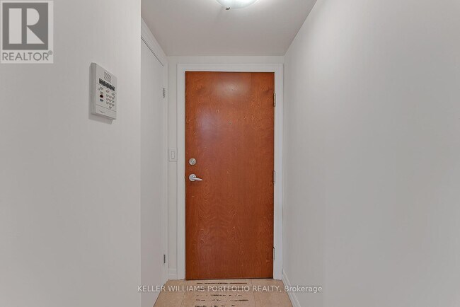 Photo du bâtiment - 300-300 Bloor St E