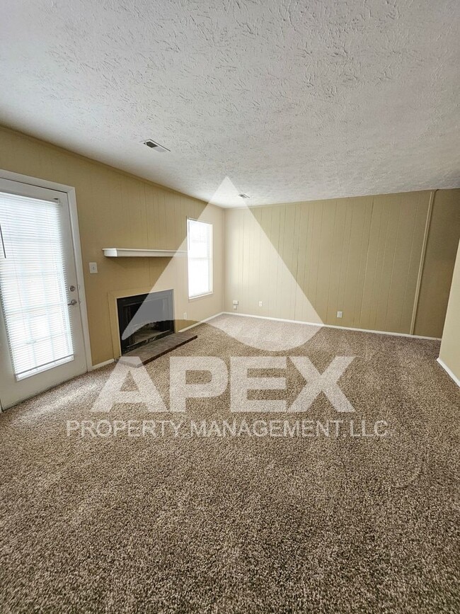 Building Photo - Nice 3Bd 1.5 Townhouse in WEST KNOX off Cedarbluff! END UNIT!