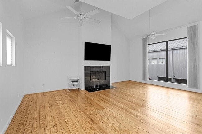 Building Photo - 5105 Lillian St