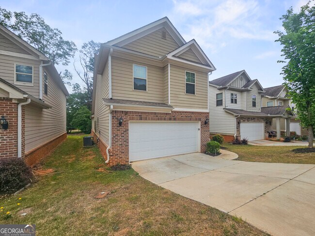 Building Photo - 213 Daisy Cir