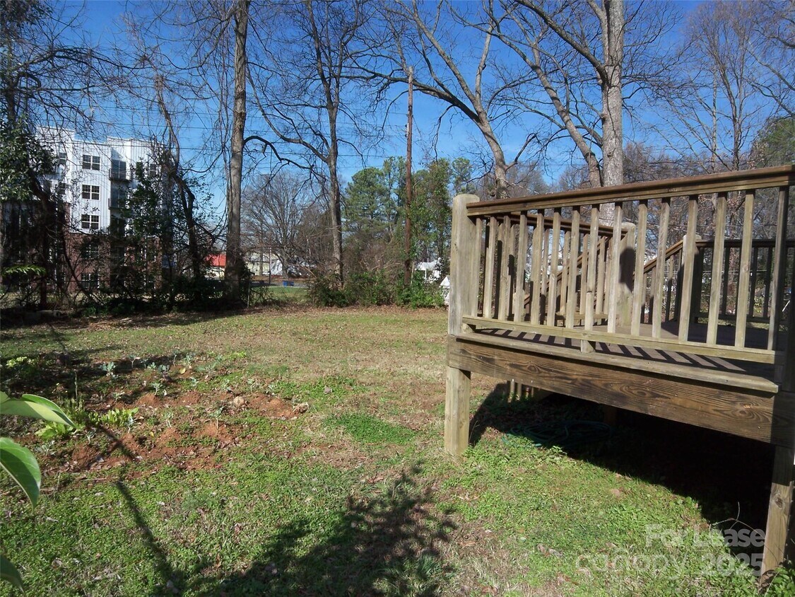 Foto principal - 2421 Pinckney Ave