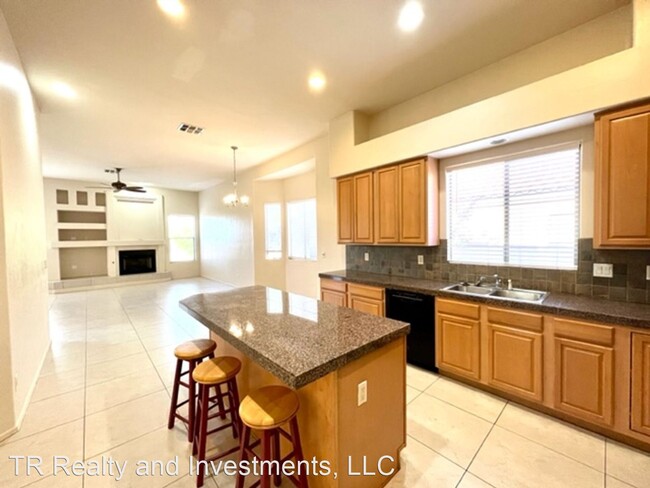 Building Photo - 4 br, 2.5 bath House - 7951 E. Calle Villa...