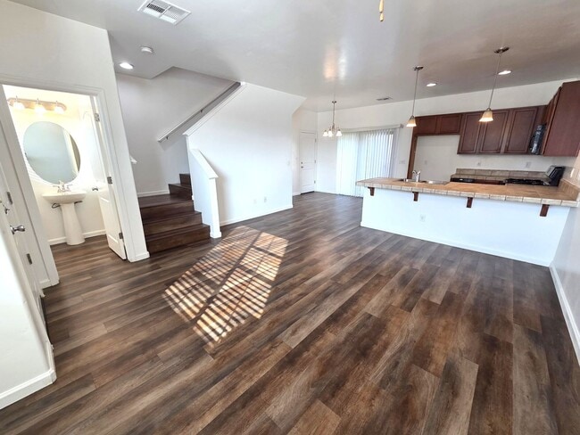 Foto del edificio - Beautiful 3 Bedroom 2.5 Townhouse by Summit Charter Academy