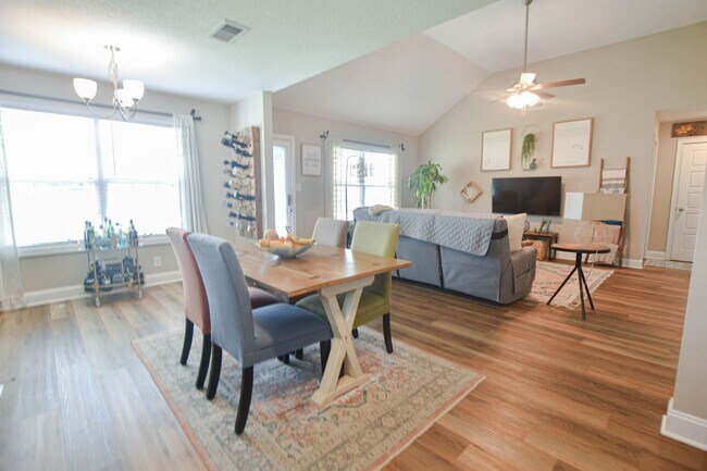 Foto del edificio - Pet Friendly Three Bedroom!