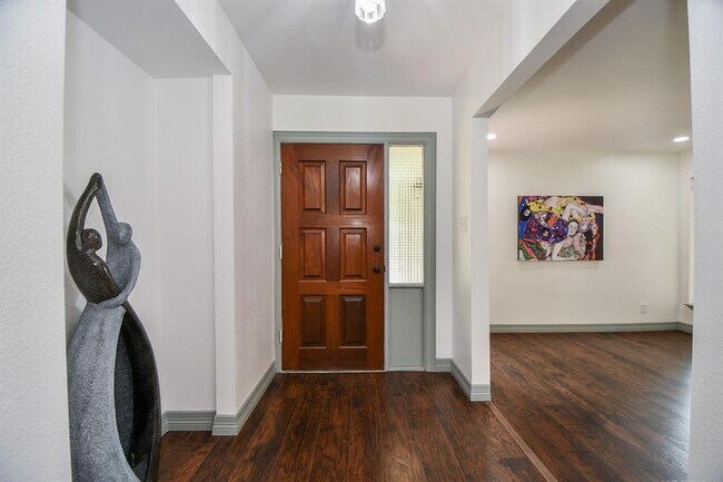 Building Photo - 5850 Paisley St