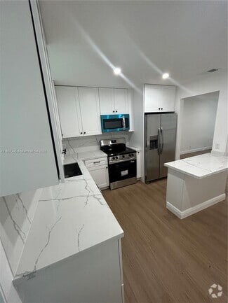 Building Photo - 808 SW 15th Ave