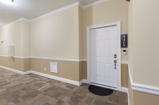 Foto del edificio - Gorgeous 3/2 Top Floor Condo w/ Private Vi...