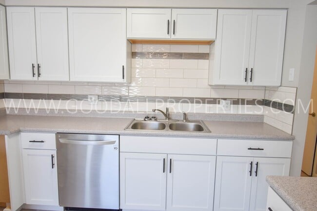 Foto del edificio - Beautiful split level home near Urbandale ...