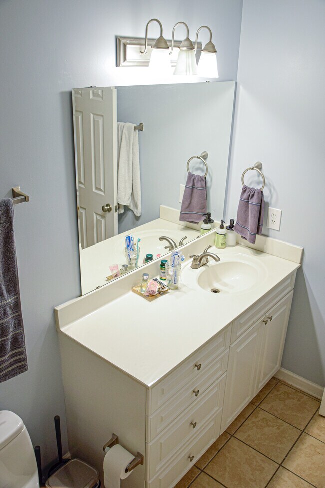 Building Photo - 1006 Kingswood Dr