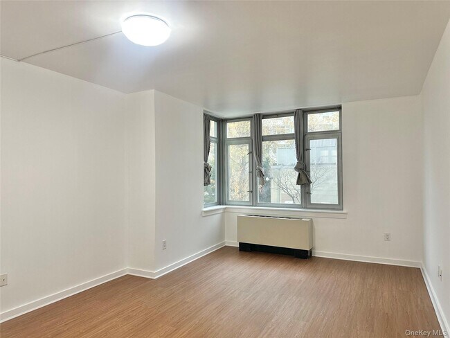 Foto del edificio - 40-26 College Point Blvd