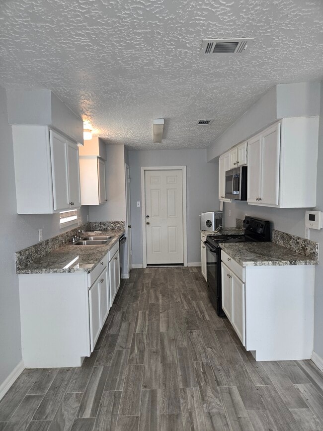 Building Photo - 13323 S Thorntree Dr