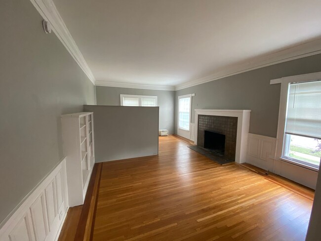 Building Photo - 1902 Original Parlor Studio Apt