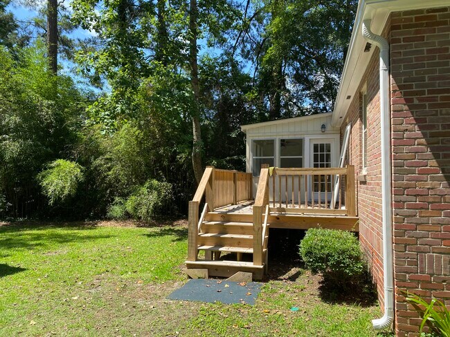 Back - 103 N Laurel St