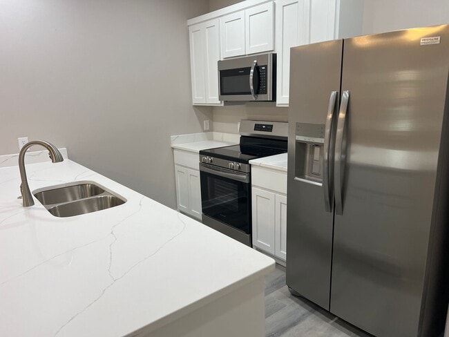 Building Photo - 923 Callie Ave