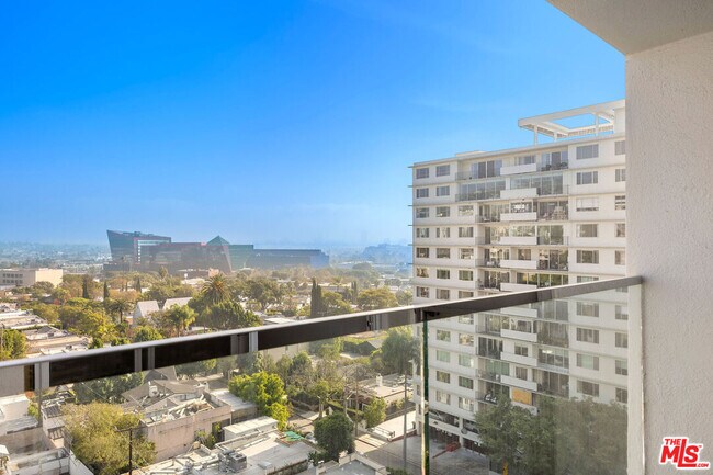 Foto del edificio - 838 N Doheny Dr