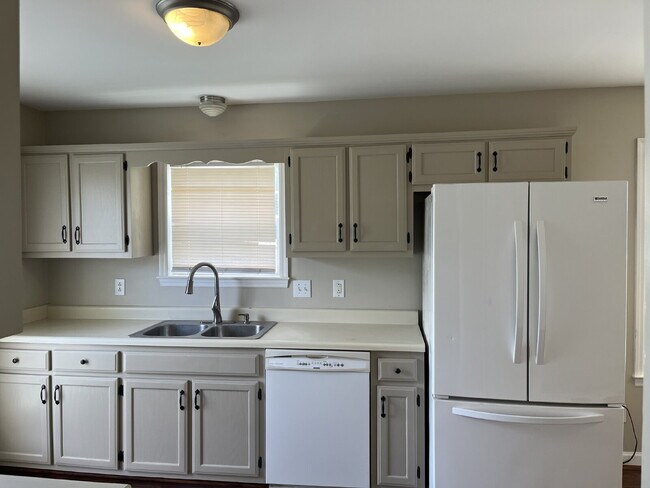 Foto del edificio - "Charming 3-Bedroom Home with 2 Full Baths in Beautiful Thompson's Station!" FENCED BACKYARD!