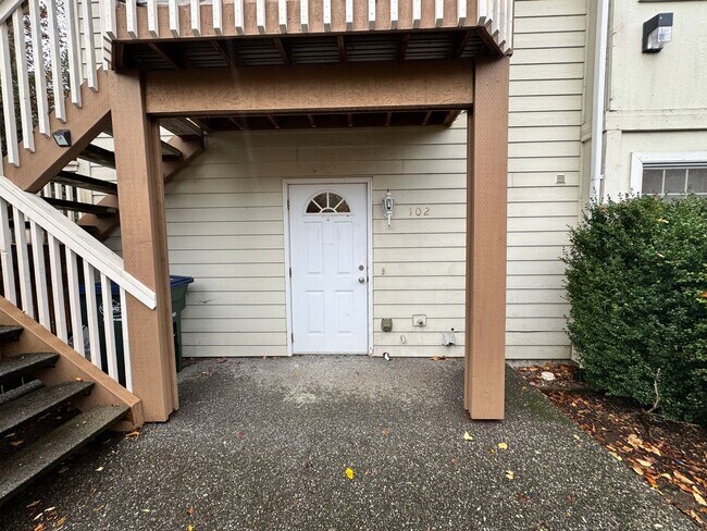 Foto del edificio - 2 Bed, Bath Condo on Ground Floor with Fenced Yard