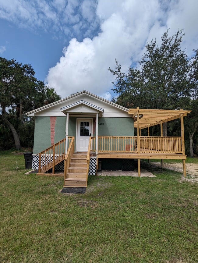 Building Photo - 3419 Lake Harney Cir