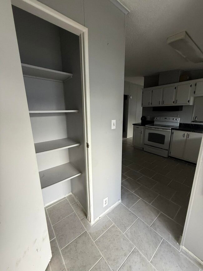 Building Photo - 9301 SE 61st Dr