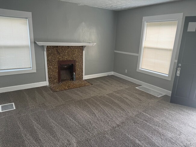 Building Photo - Charming 4 Bedroom Home