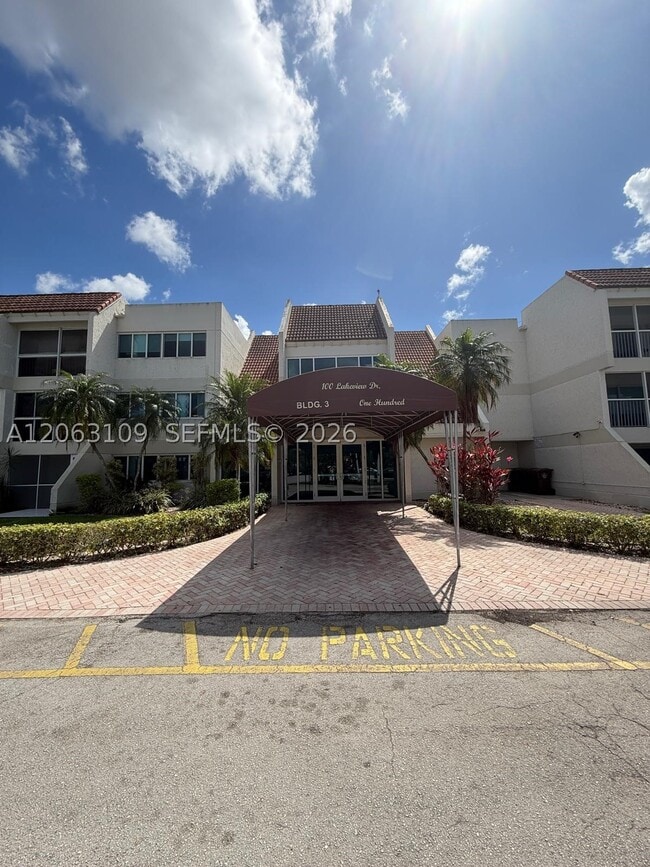 Building Photo - 100 Lakeview Dr