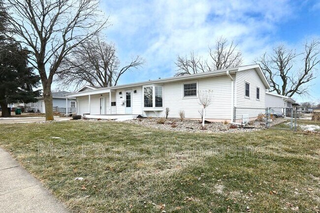 Building Photo - 206 SW Flynn Dr